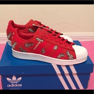 Women’s Adidas superstar